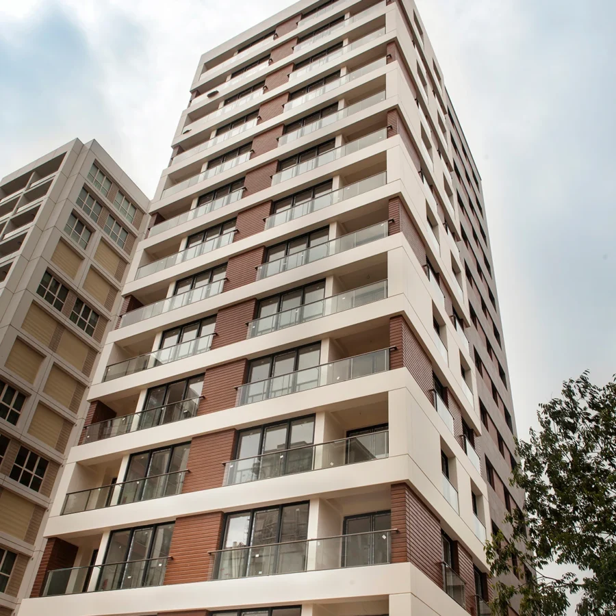 Von İzotim im Rahmen des Projekts „Aksoylar-Wohnblock“ durchgeführte Fassadenarbeiten
