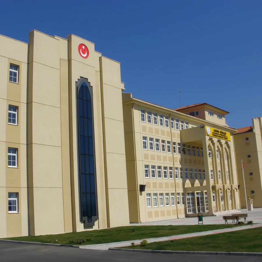 İzotim tarafından Asım Kibar Anadolu Otelcilik ve Turizm Meslek Lisesi projesinde yapılan dış cephe uygulamaları