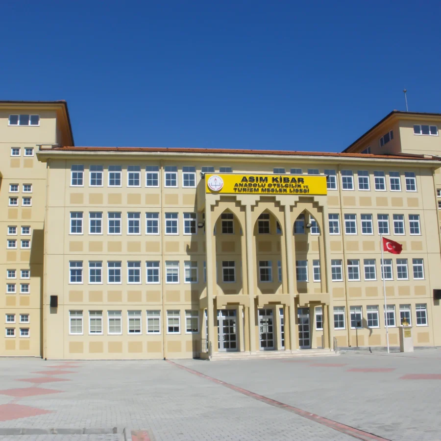 İzotim tarafından Asım Kibar Anadolu Otelcilik ve Turizm Meslek Lisesi projesinde yapılan dış cephe uygulamaları