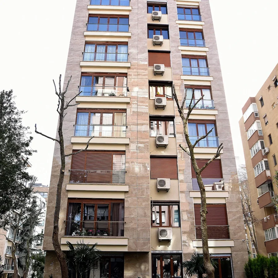 Von İzotim im Rahmen des Projekts „Barış-Wohnblock“ durchgeführte Fassadenarbeiten