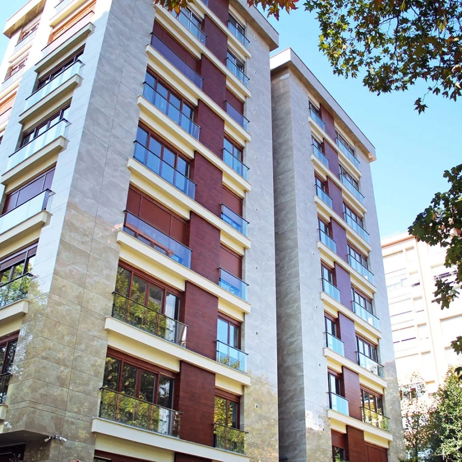 Von İzotim im Rahmen des Projekts „Barış-Wohnblock“ durchgeführte Fassadenarbeiten