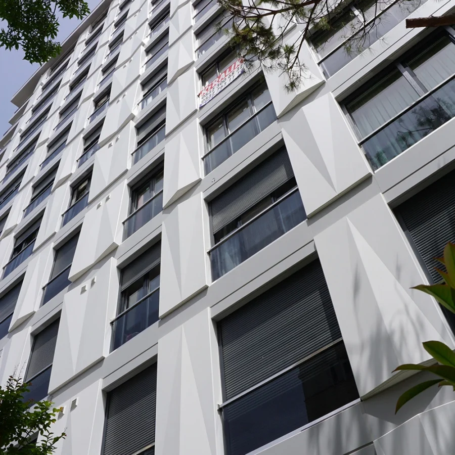 İzotim tarafından Beyaz Saray Apartmanı projesinde yapılan dış cephe uygulamaları