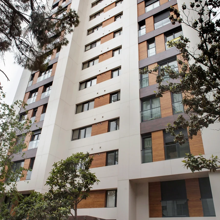 Von İzotim im Rahmen des Projekts „Çağ Apartmanı“ durchgeführte Fassadenarbeiten
