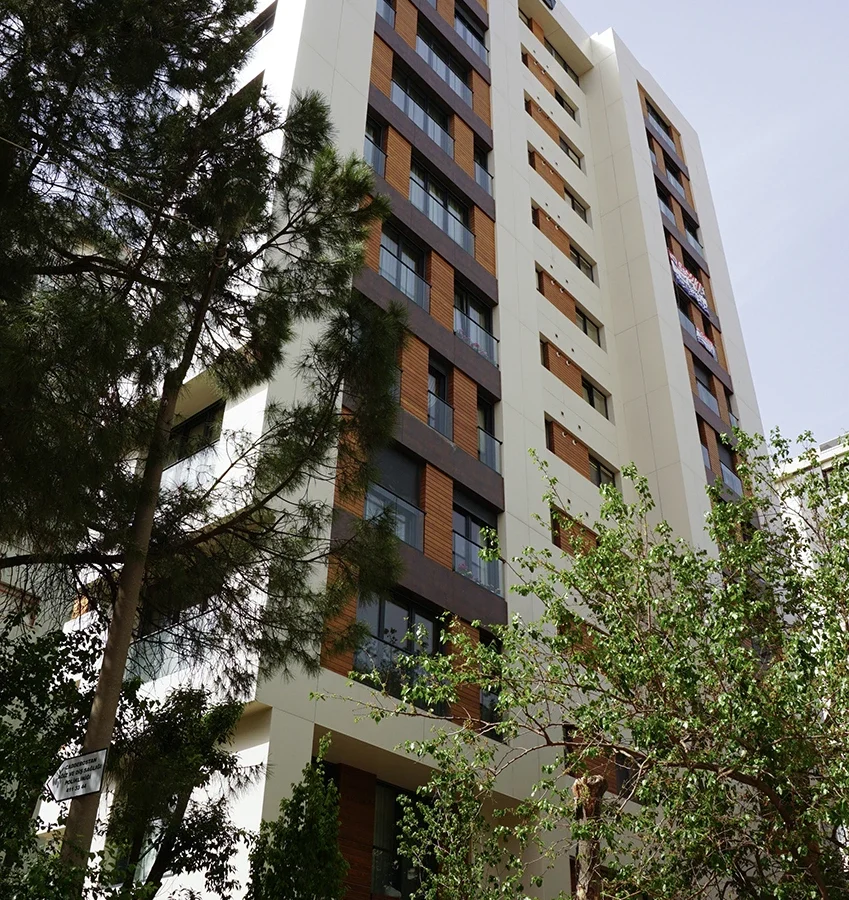 Von İzotim im Rahmen des Projekts „Çağ Apartmanı“ durchgeführte Fassadenarbeiten