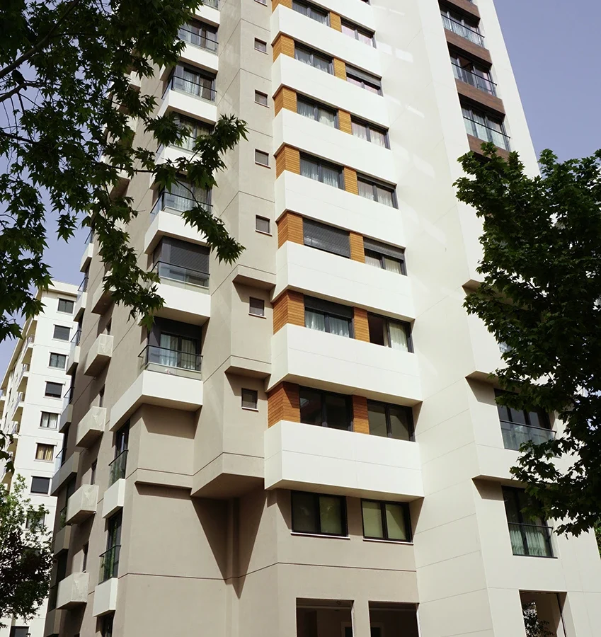 Von İzotim im Rahmen des Projekts „Çağ Apartmanı“ durchgeführte Fassadenarbeiten