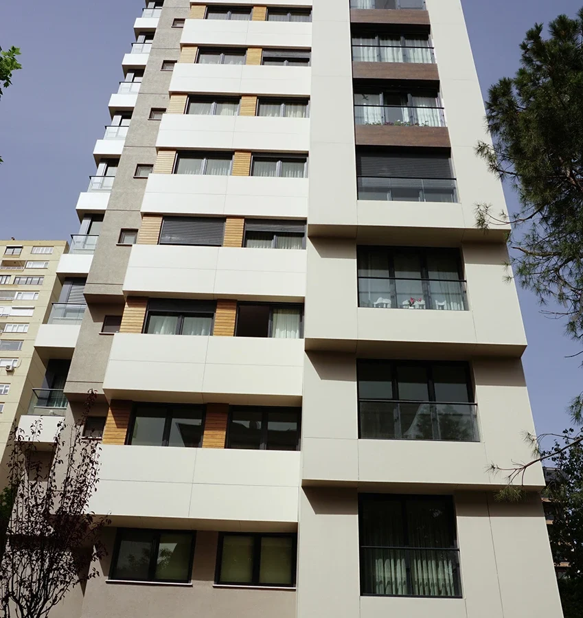 Von İzotim im Rahmen des Projekts „Çağ Apartmanı“ durchgeführte Fassadenarbeiten