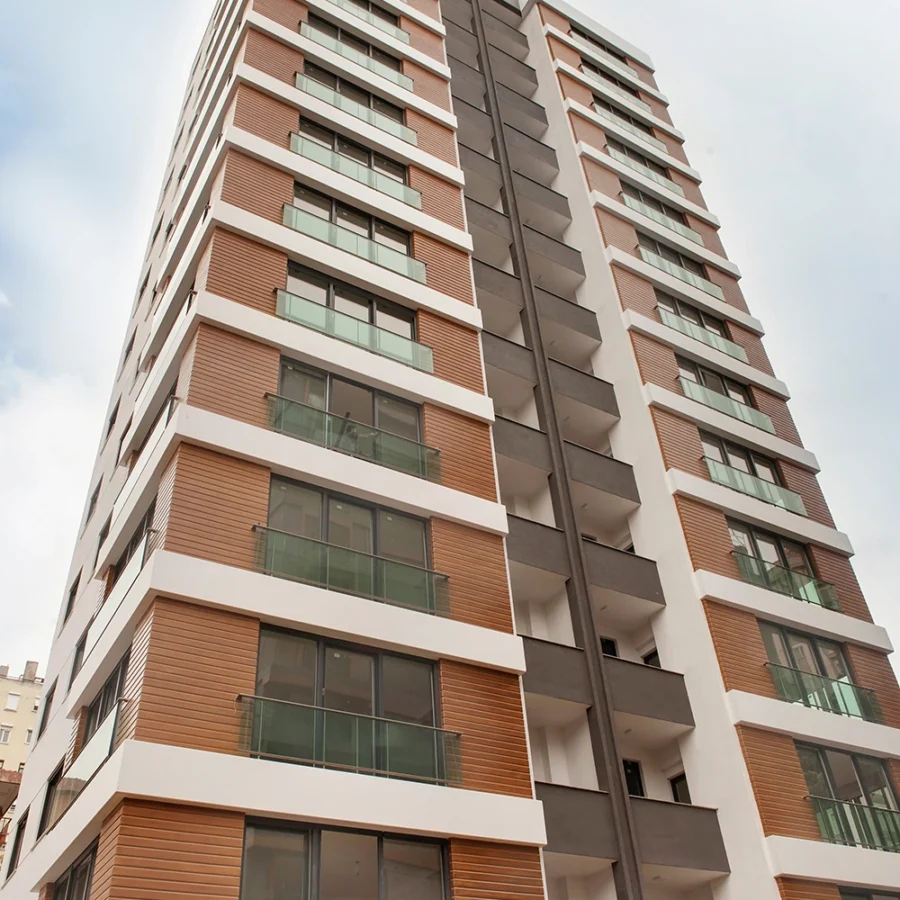 Von İzotim im Rahmen des Projekts „Çiçek Apartmanı“ durchgeführte Fassadenarbeiten