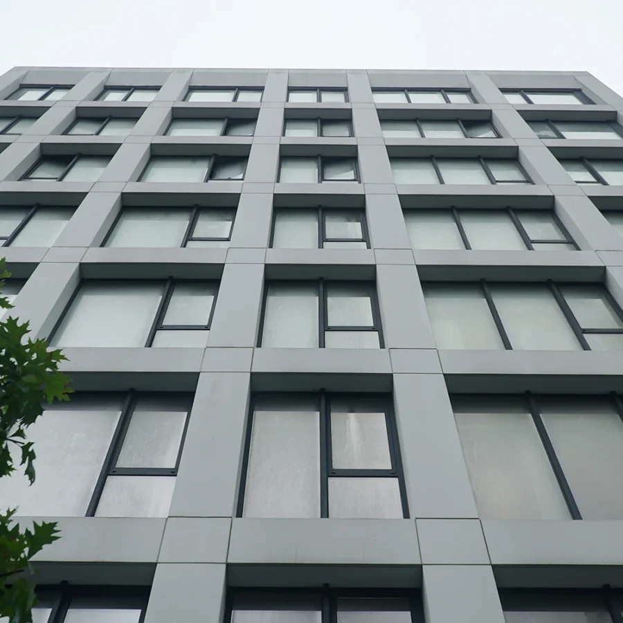 İzotim tarafından Göztepe E5 Plaza projesinde yapılan dış cephe uygulamaları