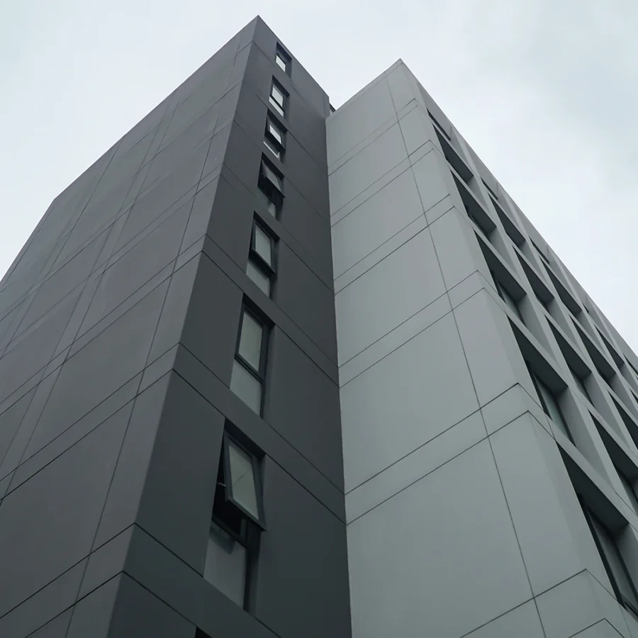 İzotim tarafından Göztepe E5 Plaza projesinde yapılan dış cephe uygulamaları