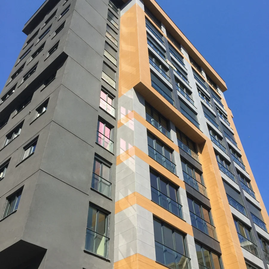 Von İzotim im Rahmen des Mumcuoğlu-Wohnblock-Projekts durchgeführte Fassadenarbeiten