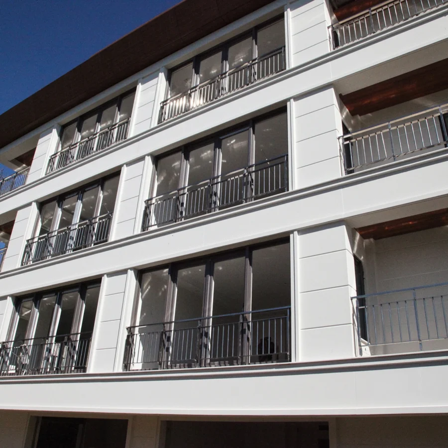 İzotim tarafından Sahil Yolu Apartmanı projesinde yapılan dış cephe uygulamaları