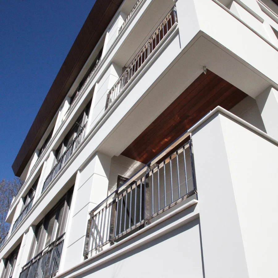 İzotim tarafından Sahil Yolu Apartmanı projesinde yapılan dış cephe uygulamaları