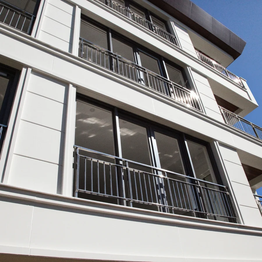 İzotim tarafından Sahil Yolu Apartmanı projesinde yapılan dış cephe uygulamaları