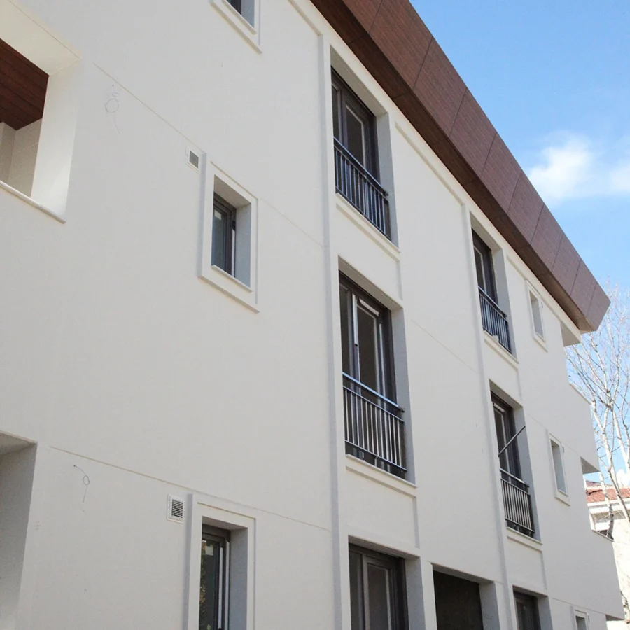 İzotim tarafından Sahil Yolu Apartmanı projesinde yapılan dış cephe uygulamaları
